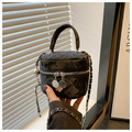 Detail der schwarzen Stepptasche mit Silberkette und Kamelienblüten-Reißverschluss - Klein / Schwarz