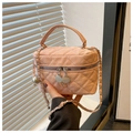 Détail du sac à main matelassé rose avec chaîne dorée, breloques cœur et double fermeture - Grand / Rose
