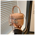 Détail du mini sac matelassé rose avec bandoulière chaîne et breloque fleur de camélia - Petit / Rose