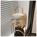 Nahaufnahme der weißen gesteppten Mini-Tasche mit Doppelreißverschluss und Kettenriemen - Klein / Weiß