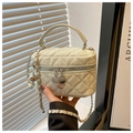 Détail d'un mini sac matelassé vert clair avec bandoulière chaîne et breloque florale - Grand / Vert menthe