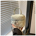 Détail du mini sac matelassé vert menthe avec chaîne argentée et pendentif métal - Petit / Vert menthe