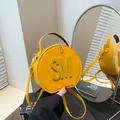 Bolso bandolera redondo en amarillo vibrante con letras en relieve 3D y textura fina - Amarillo