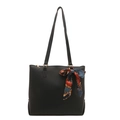 Borsa tote nera minimalista in ecopelle con sciarpa di seta decorativa a motivo di catena - Nero