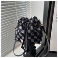 Dettaglio della borsa a secchiello in tweed bianco e nero con frange e chiusura a coulisse - Griglia Nera