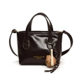 Sac fourre-tout en cuir verni marron foncé avec pendentif baseball et bandoulière - Avec Ornement / Marron