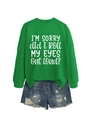 Dettaglio della felpa verde con slogan bianco e pantaloncini di jeans strappati - S / Verde Erba (Font Bianco)