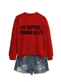 Detalle de sudadera roja con texto 'LIFE HAPPENS RUNNING HELPS' y shorts vaqueros - S / Rojo Brillante (Fuente Negra)