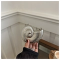 Detail van zilveren nautilusvormige metalen clutch met radiale spiraaltextuur - Wulk Zilver