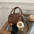Borsa a tracolla vintage in pelle PU marrone con scritte a rilievo e ciondolo a leone - Con Ciondolo / Marrone