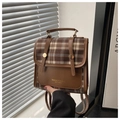Details des braunen Vintage-Rucksacks mit Karomuster, Goldschnalle und Logo-Schriftzug - Braun Ohne Anhänger