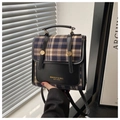 Detailansicht der Vintage-Karo-Klappe und Goldlogo auf dem schwarzen Lederrucksack - Schwarz Ohne Anhänger
