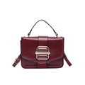 Elegante borsa a mano bordeaux con fibbia dorata e tracolla regolabile - Borgogna