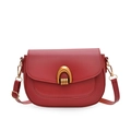 Borsa a sella rossa chic da donna in finta pelle liscia con fibbia dorata a forma di U - Rosso