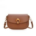 Borsa a sella minimalista in ecopelle marrone con fibbia a semicerchio dorata - Marrone