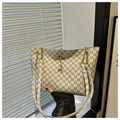 Detail van crème tote tas met M-jacquard, gouden ketting en herten hanger - Wit