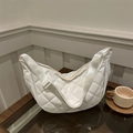 Weiße gesteppte Halbmond-Schultertasche mit Rautenmuster und verstellbarem Riemen - Weiß
