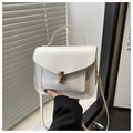 Dettaglio della borsa in pelle PU bianca con chiusura dorata vintage e manico superiore - Bianco