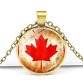 Collana con ciondolo foglia d'acero canadese in bronzo vintage e gemma di vetro rosso - Stile Foglia d'Acero Rossa Gemma del Tempo (JY008657-3)