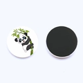 Magnete panda in vetro cristallo 30mm con design bambù e retro magnetico morbido nero - Simpatico panda dei cartoni animati che tiene il bambù (JY008708-1)