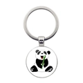 Runder Metall-Schlüsselanhänger mit süßem Panda, der Bambus frisst, auf weißem Grund - Sitzender Panda frisst Bambus Stil (JY008709-3)