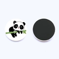 Set di due magneti per frigorifero rotondi con panda e bambù, vista fronte e retro - Simpatico panda dei cartoni animati sdraiato sul bambù (JY008708-2)