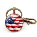 Porte-clés vintage drapeau USA en bronze avec cabochon en verre et mousqueton - Stars and Stripes avec finition en laiton bronzé