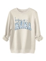 Detail eines beigen Sweatshirts mit blauem boy MAMA Schriftzug im Blumendesign - S / Sandfarben
