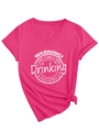 Détail du t-shirt rose à col en V avec message imprimé et nœud décoratif sur le côté - Rose Rouge (Police Blanche)