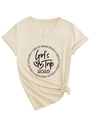 Dettaglio della stampa Girl's Trip 2025 su t-shirt crema con scollo a V e risvolti - S / Sabbia (Carattere Nero)