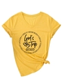 Dettaglio della maglietta gialla con scollo a V e stampa grafica Girl's Trip 2025 - S / Giallo (Carattere Nero)