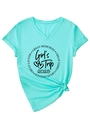 Dettaglio della maglietta verde menta con scollo a V, stampa Girl's Trip 2025 e nodo - S / Blu Acqua Profonda (Font Nero)