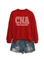 Dettaglio felpa rossa con scritte CNA leopardate e pantaloncini in denim blu per infermiere - S / Rosso Brillante (Carattere Bianco)