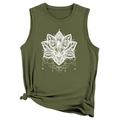 Dettaglio della canotta verde oliva con mandala di loto bianco e orlo con nodo chic - Verde militare