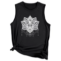 Detail des schwarzen Tanktops mit weißem Lotus-Mandala-Print und modischem Seitenknoten - S / Schwarz