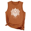 Dettaglio della canotta boho color caramello con stampa mandala bianca e nodo laterale - arancio bruciato