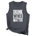 Dettaglio del top grigio senza maniche con stampa Drunk Wives Matter e nodo laterale - S / Grigio Scuro (Lettere Bianche)
