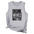 Dettaglio canotta grigia con scritta Drunk Wives Matter e design con nodo laterale - S / Grigio Chiaro (Font Nero)