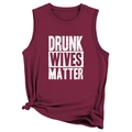 Dettaglio della canotta bordeaux con stampa Drunk Wives Matter e nodo elegante sull'orlo - S / Rosso Vino (Carattere Bianco)