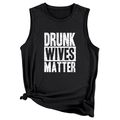 Dettaglio canotta nera con slogan Drunk Wives Matter e design con nodo sull'orlo - S / Nero (Lettere Bianche)