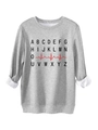 Detailaufnahme des hellgrauen Fleece-Sweatshirts mit Rippstrickkragen und Herzgrafikmuster - S / Hellgrau
