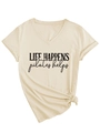 Dettaglio di una t-shirt beige con scollo a V, stampa Pilates e nodo laterale alla moda - S / Sabbia (Stampa Nera)