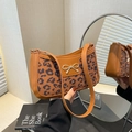 Sac hobo marron en cuir avec imprimé léopard et breloque en forme de nœud doré - Léopard Marron