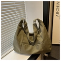Detalle del bolso tote de nailon verde militar con hebilla metálica y textura duradera - Verde