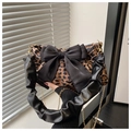 Dettaglio borsa leopardata con grande fiocco nero e manico con ruches alla moda - Nero