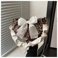 Dettaglio borsa leopardata con fiocco di raso bianco e tracolla a catena d'oro - Bianco