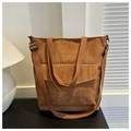 Detalle de textura de bolso tote de pana marrón con correa ajustable y solapa frontal - Marrón