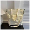 Primer plano de bolso tote de pana crema con correa ajustable y bolsillo frontal - Blanco