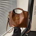 Borsa a mano retrò in pelle oliata marrone con placca a triangolo dorata e tracolla - Con Ciondolo / Marrone