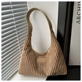 Detalle del bolso hobo de pana color camello con parche de logo de moda y correa de cuero - Caqui